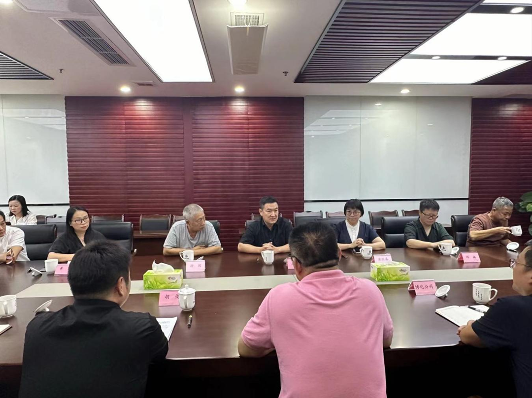 9月3日，四川美術(shù)學(xué)院黨委常委、副院長王朝剛一行蒞臨我司。此次來訪圍繞四方塊文旅商業(yè)街區(qū)項(xiàng)目建設(shè)進(jìn)行指導(dǎo).png